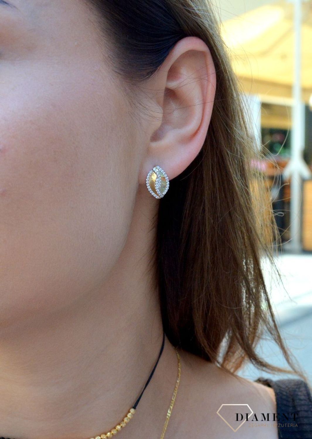 Kolczyki złote 333 ozdobione cyrkoniami KL 7357 333. Kolczyki złote z cyrkoniami. Złote kolczyki damskie. Kolczyki próby 333. Kolczyki złote klasyczne. Kolczyki idealne na prezent. Kolczyki dla ukochanej..jpg